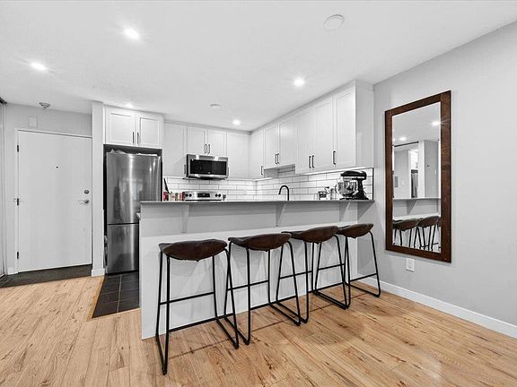 3rd image of 1122 King Albert Ave #101
