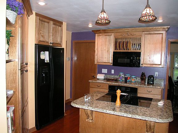 Custom Maple Cabinets, Cooking Island, High End Appliances