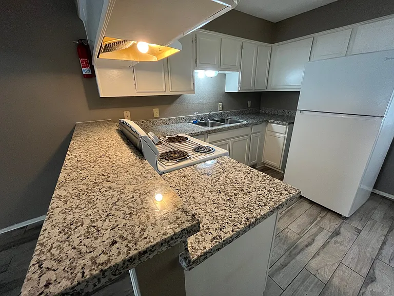 1842 Thompson St #2 — Photo 12