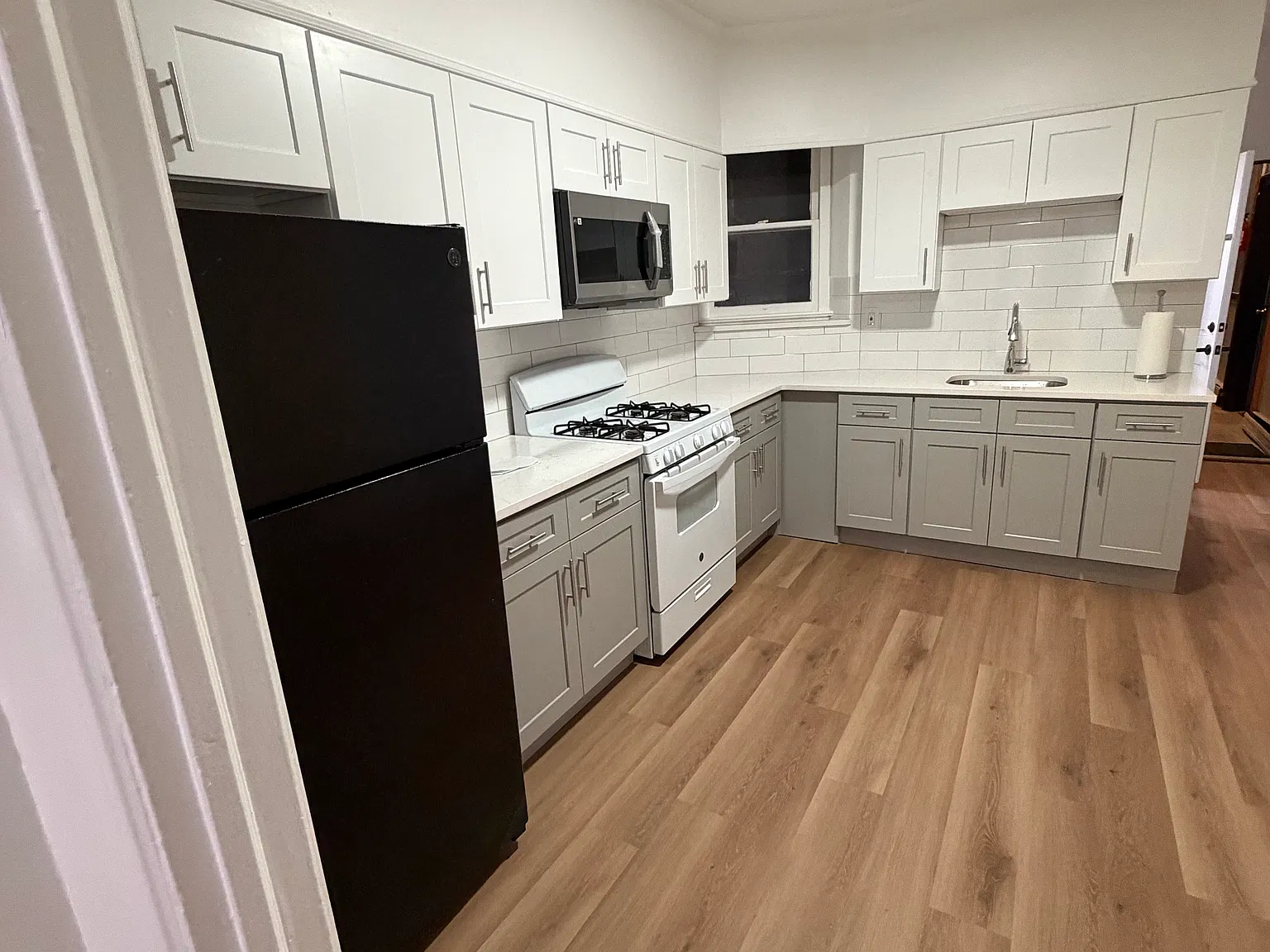 2 bed, 800 sqft, $2,200 — Photo 1