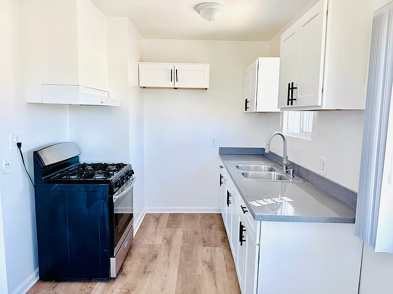 7045 Whitsett Ave #3 — Photo 8
