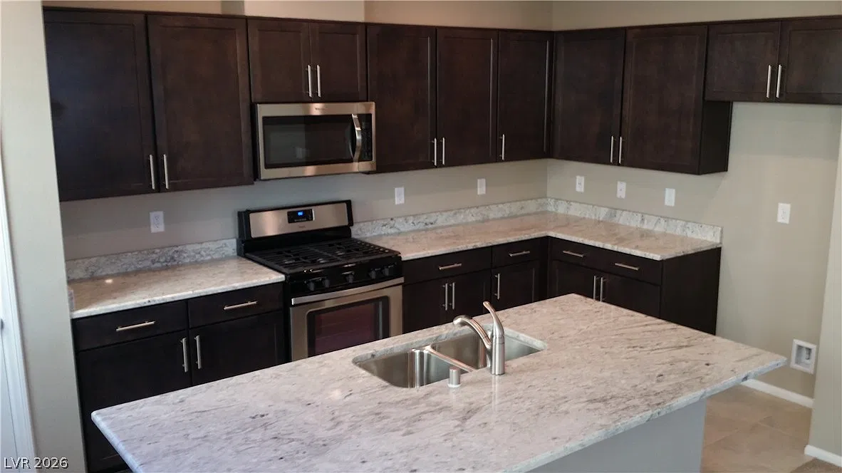 3 bed, 2.5 bath, 1842 sqft, $2,195 — Photo 3