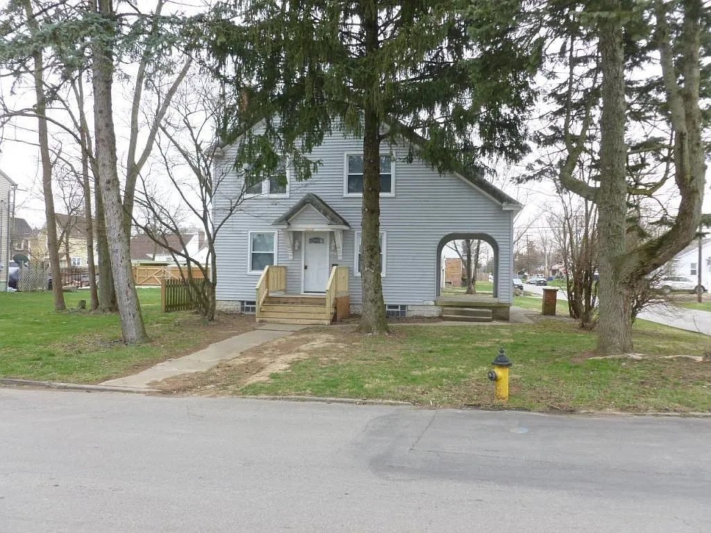 527 Wrexham Ave photo 1