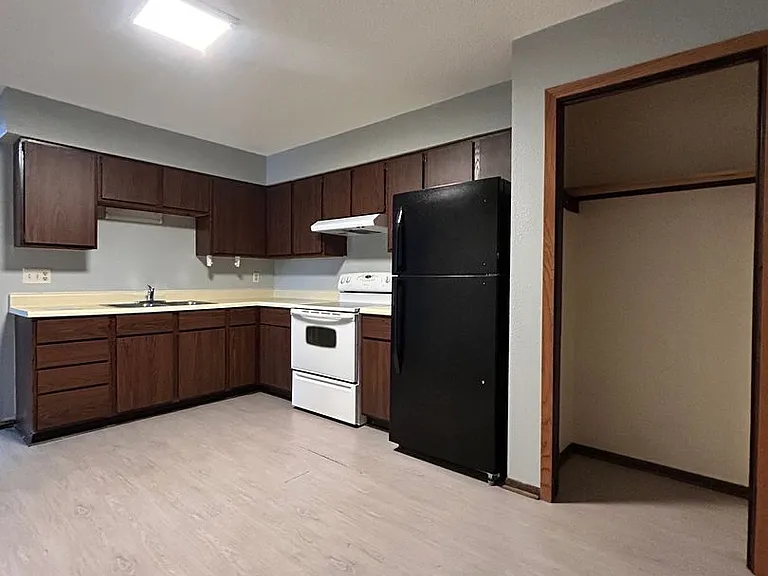 1055 Imperial Cir — Photo 2