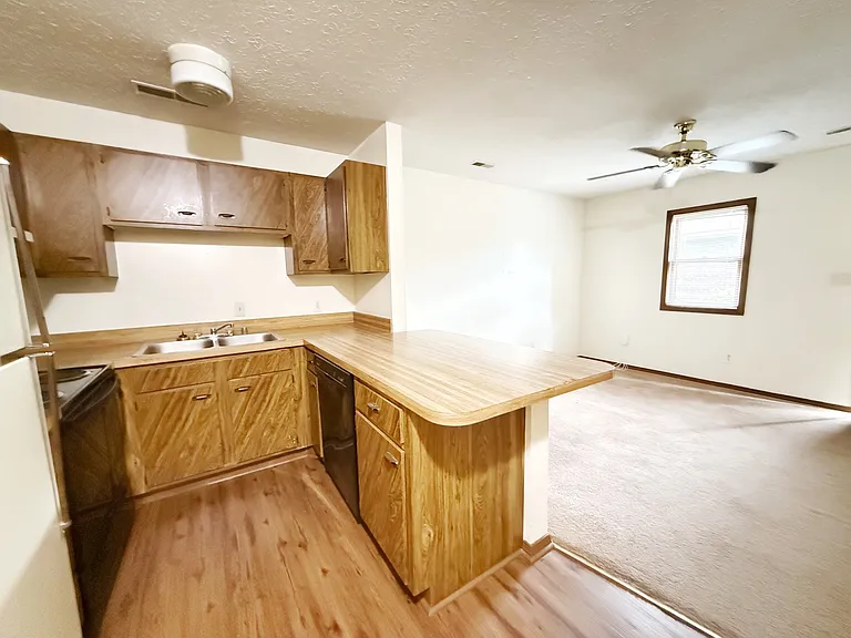 922 Pepper Tree Ln #J — Photo 7