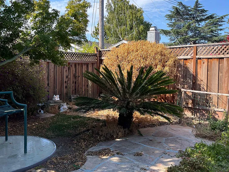 2000 Santa Cruz Ave — Photo 24