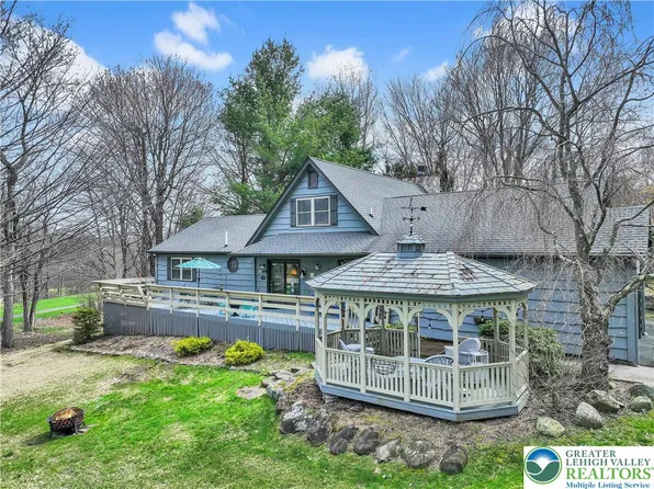 33 Rock Ridge Rd, Lake Harmony, PA 18624
