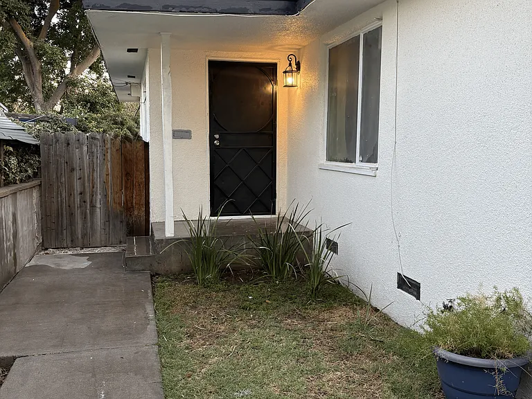 E Washington Ave — Photo 1