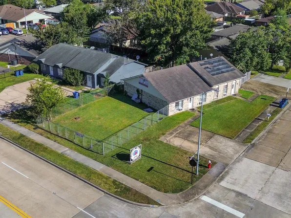 616 Travis St, Webster, TX 77598