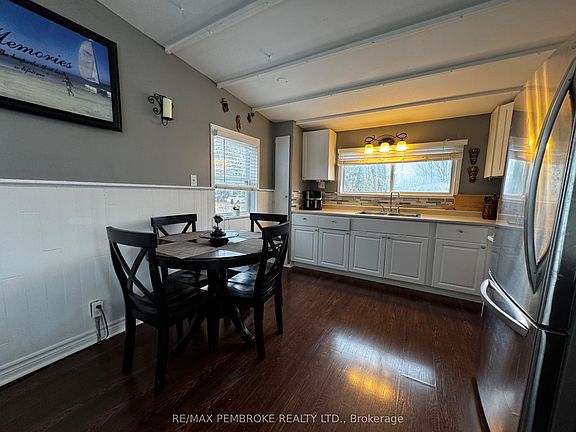 3rd image of 72 Pinehurst Est