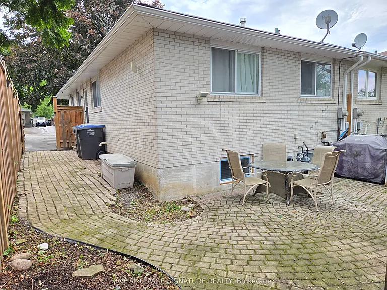 2026 Fontwell Cres #B — Photo 17
