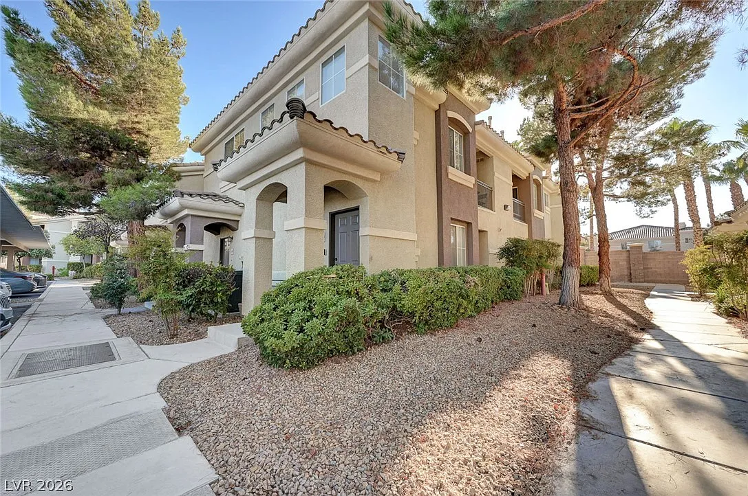 2 bed, 2.0 bath, 936 sqft, $1,695 — Photo 1