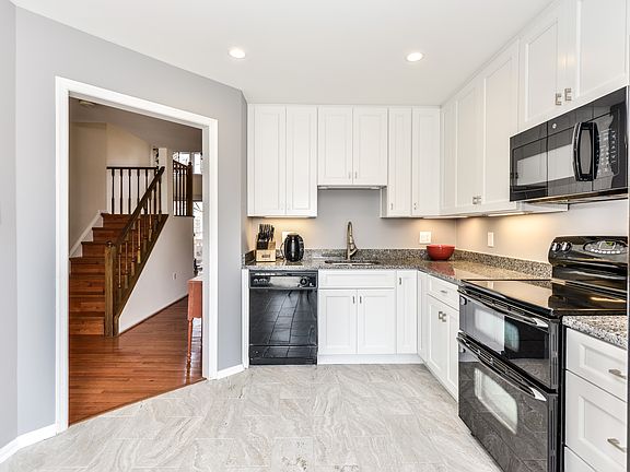 4th image of 14015 Red River Dr