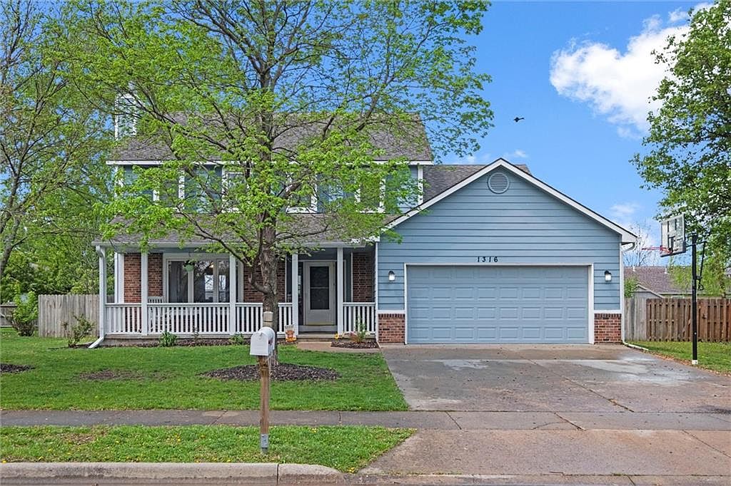 1316 S Redbud St, Ottawa, KS 66067 | Zillow