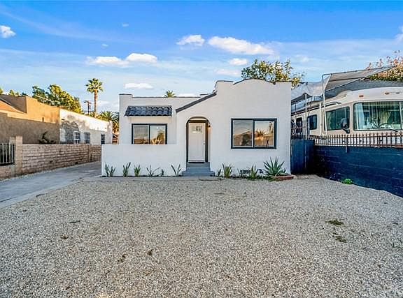 3rd image of 830 W 104th Pl