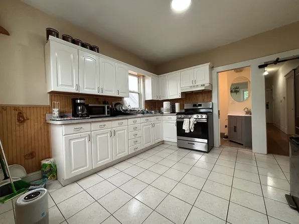 132 Buttonwood St #2, Dorchester, MA 02125