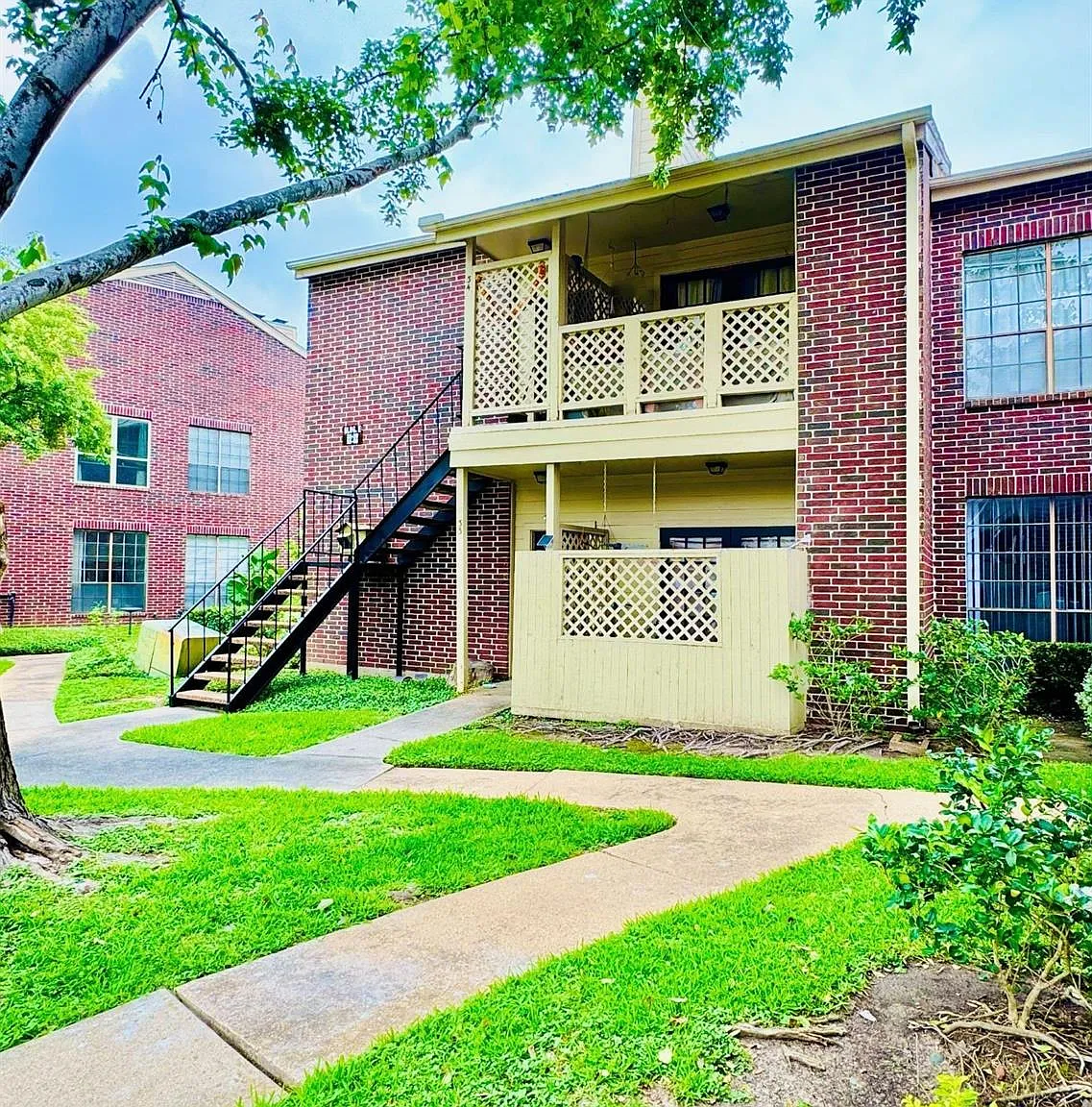 2 bed, 1.0 bath, 776 sqft, $1,200 — Photo 2