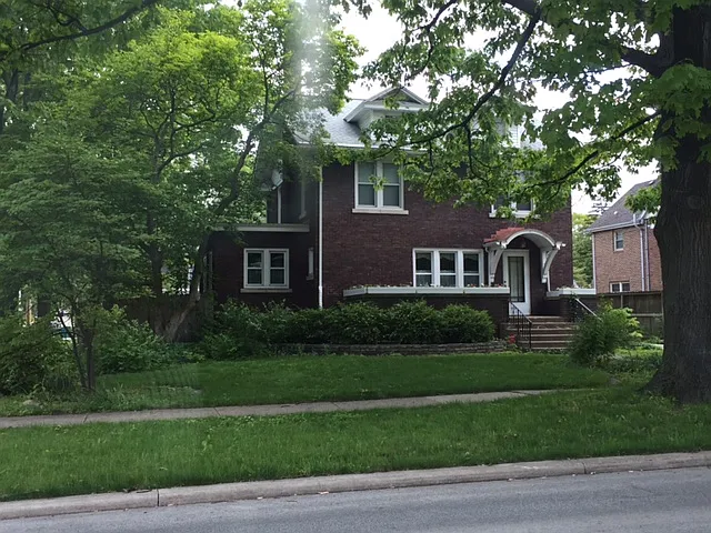 610 W Green St photo 1