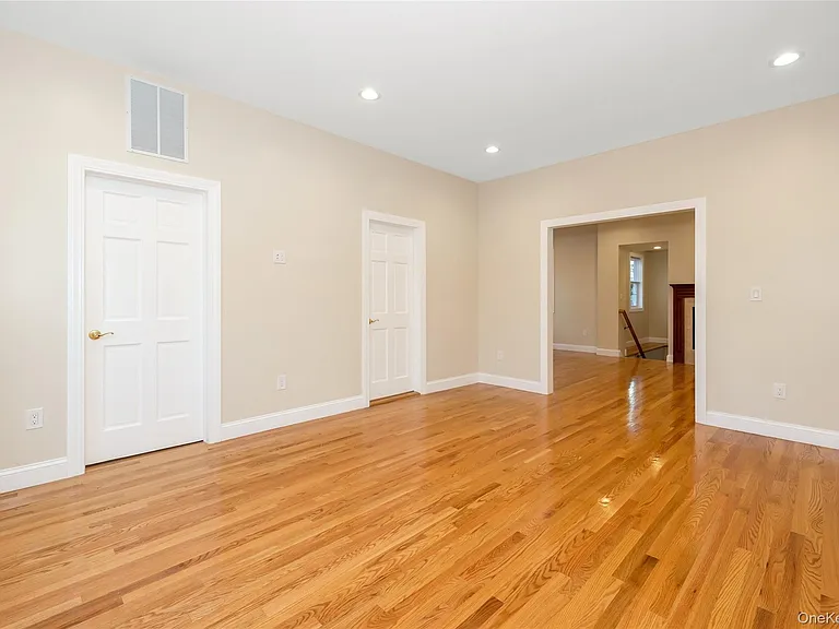 16 Grand Blvd — Photo 2