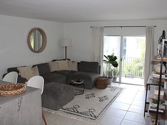 Entrance / Living Room / 2