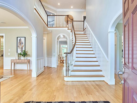 3rd image of 405 Meadowmont Ln