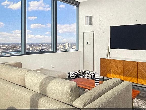 3rd image of 4420 N Clarendon Ave #1104