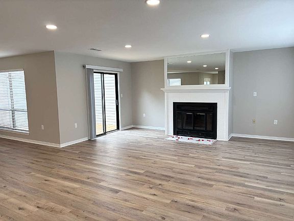 5th image of 926 Holbrook Cir