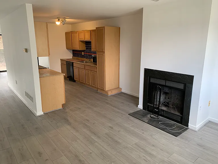 470 Lynetree Dr — Photo 2