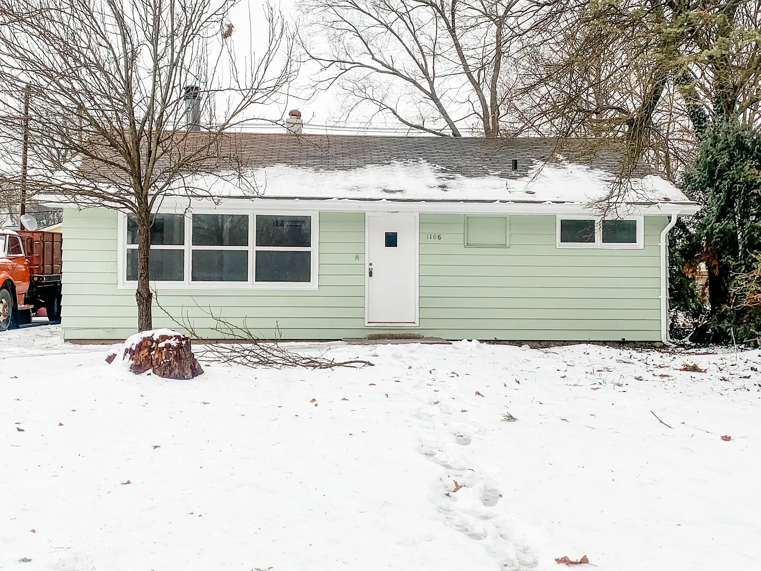 1106 Cambridge Dr photo 1