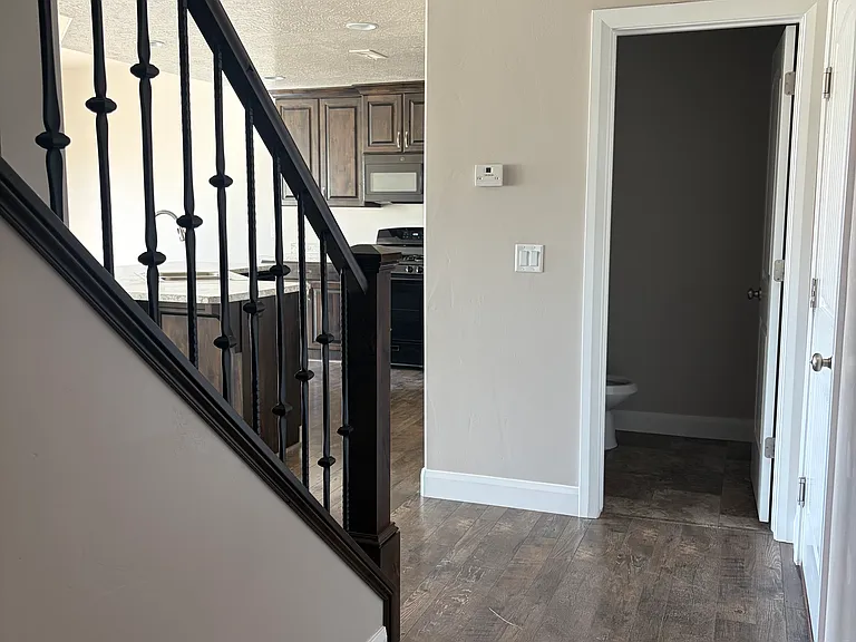 2710 N Clark Pkwy — Photo 17