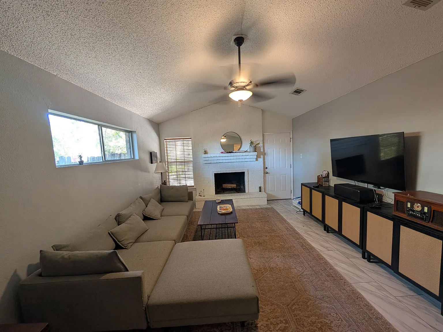 2 bed, 1060 sqft, $1,800 — Photo 2