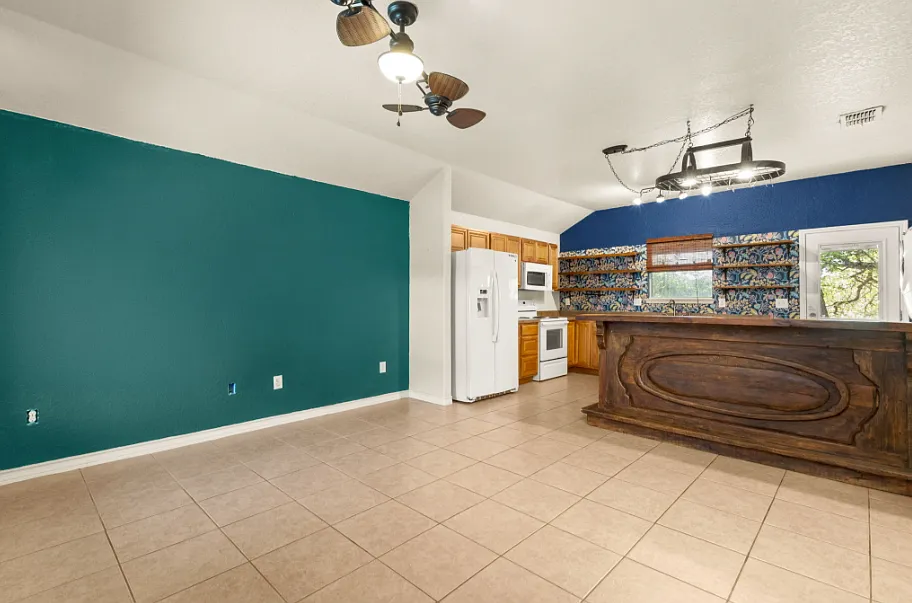 Charming 2-Bed Canyon Lake Duplex with Private Balcony, Fenced Yard & Modern Comforts — Photo 2