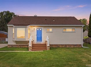 5230 Hatchery Rd, Waterford, MI 48329