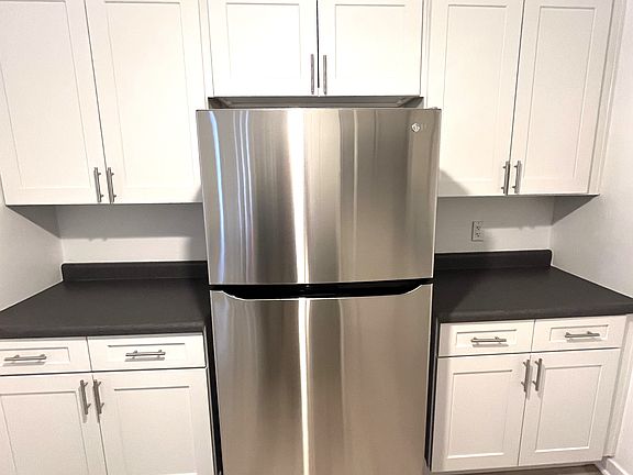 3rd image of 555 Oak St APT 301