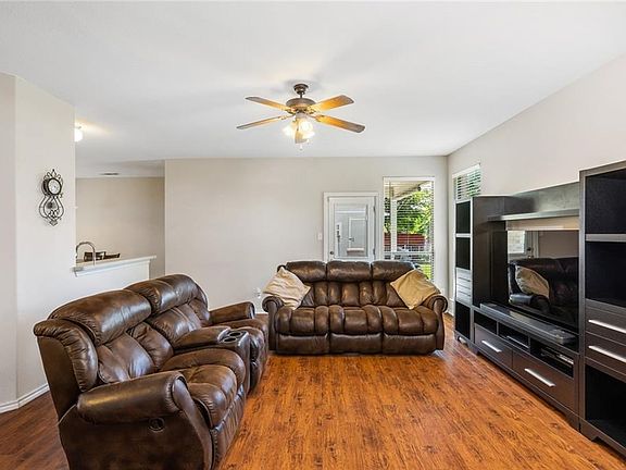 2nd image of 908 Creekside Dr