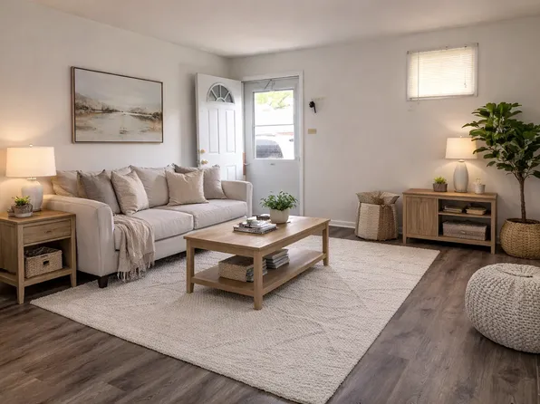 632 Saint Johns Rd, Woodstock, IL 60098