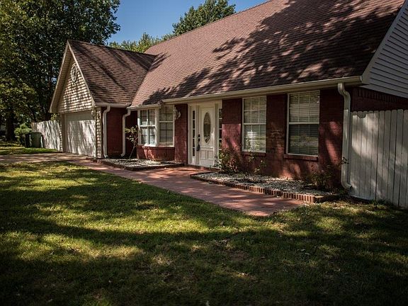 4th image of 2821 Parkwood Cir