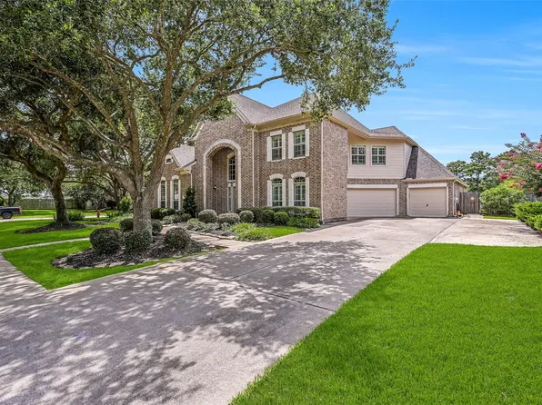 212 Falcon Lake Cir, Friendswood, TX 77546