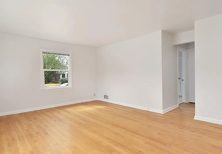 3401 33rd Ave W — Photo 2