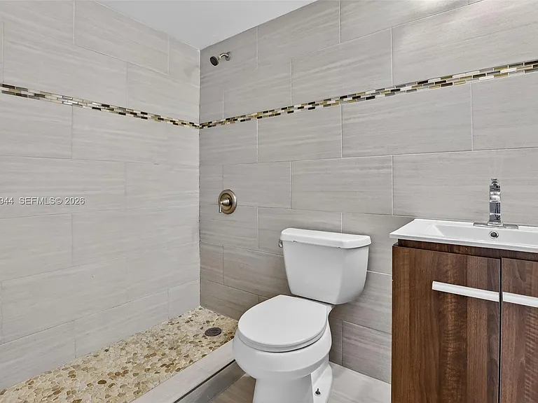 400 Palm Cir W #306 — Photo 9