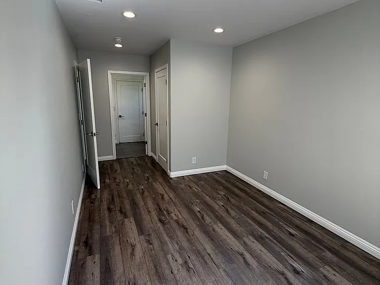 10610 Rhodesia Ave — Photo 8