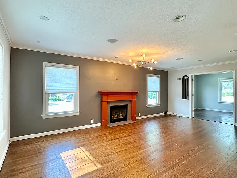 932 Robinson St — Photo 4