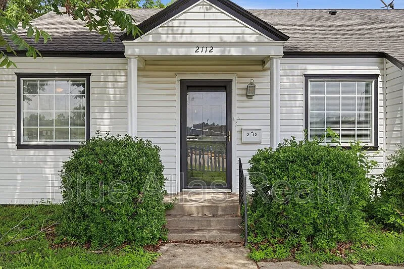 3 bed, 1.0 bath, 1344 sqft, $1,695 — Photo 2