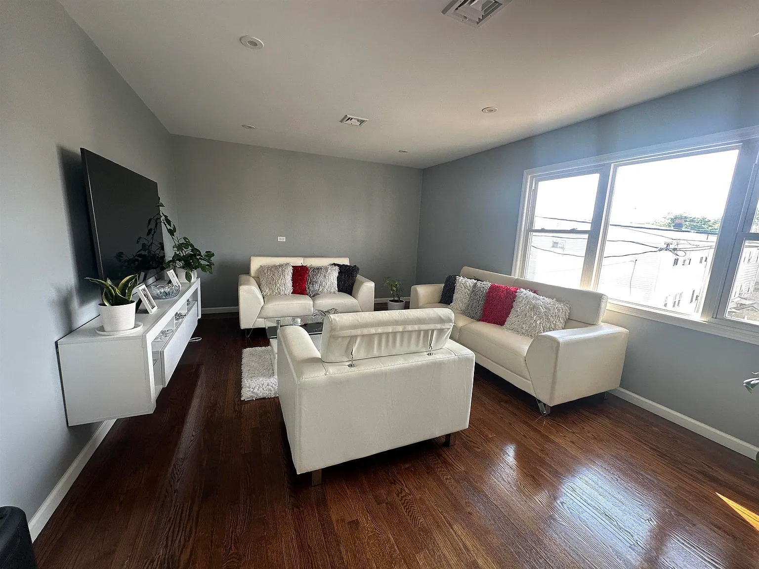3 bed, 1.0 bath, 1100 sqft, $3,200 — Photo 3