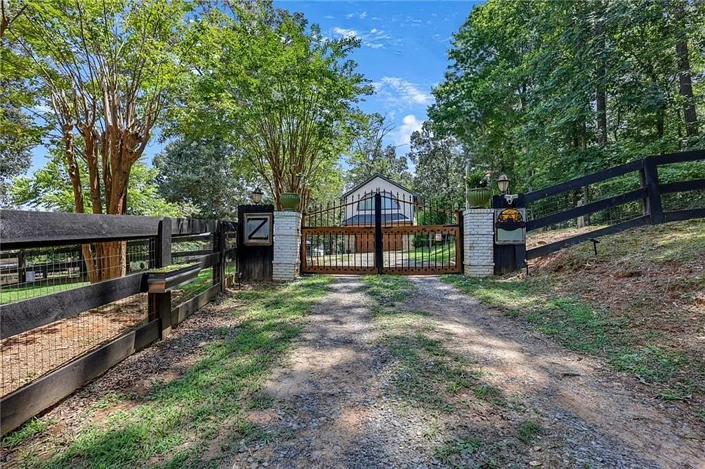 3 bed, 3.0 bath, 2200 sqft, $3,500 — Photo 3
