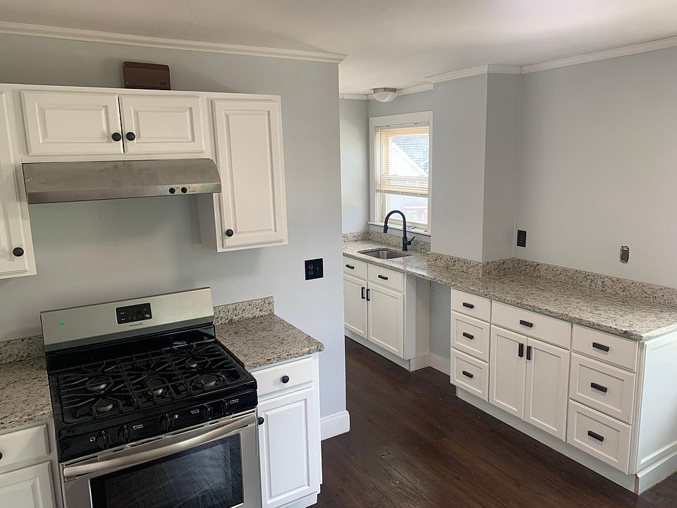 1st image of 27 Clarendon Ave Floor 3