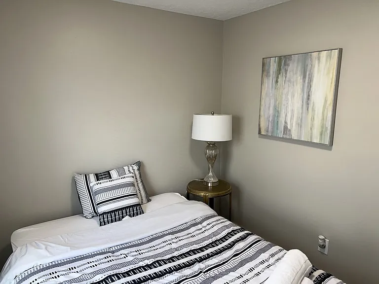 325 Cable St — Photo 12