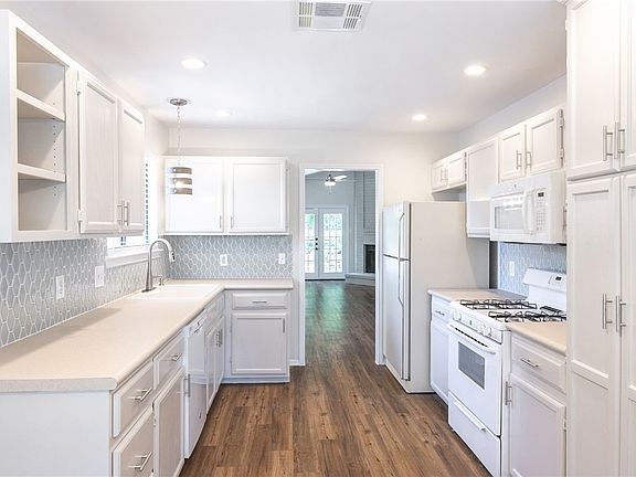 5th image of 3002 Norfolk Dr