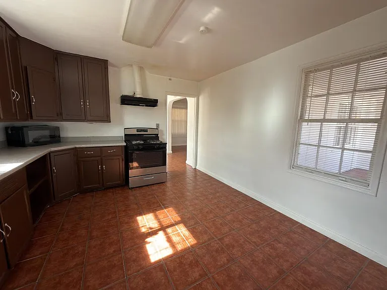 986 Merritt Dr — Photo 10
