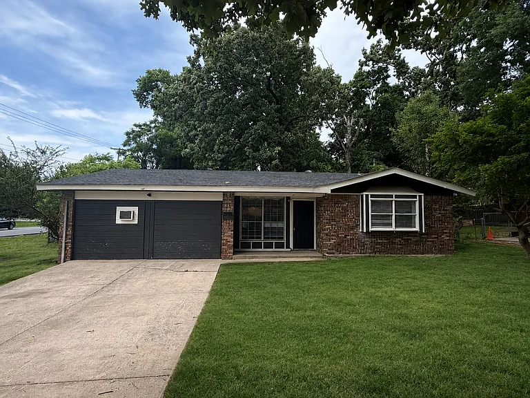 1940 Arrowhead Rd — Photo 1